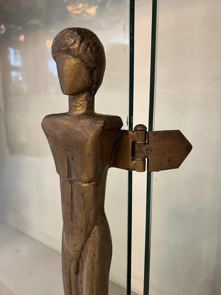 阿尔贝托·贾科梅蒂的老式壁炉前，带有风格化的人物和细节