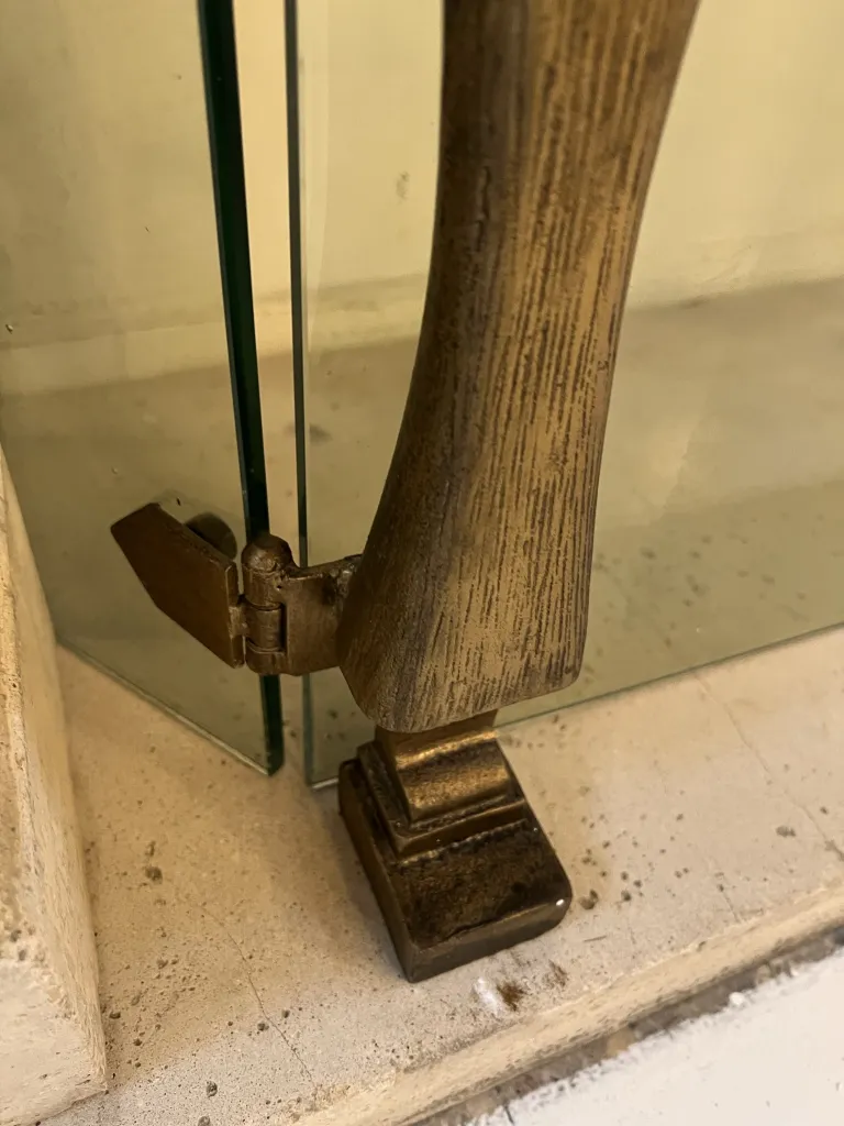 antica cornice del camino con dettagli ornamentali