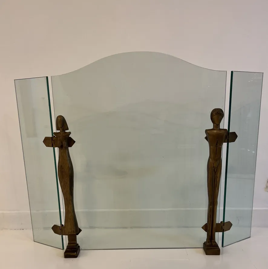 古い暖炉の正面、中にフィギュアがある