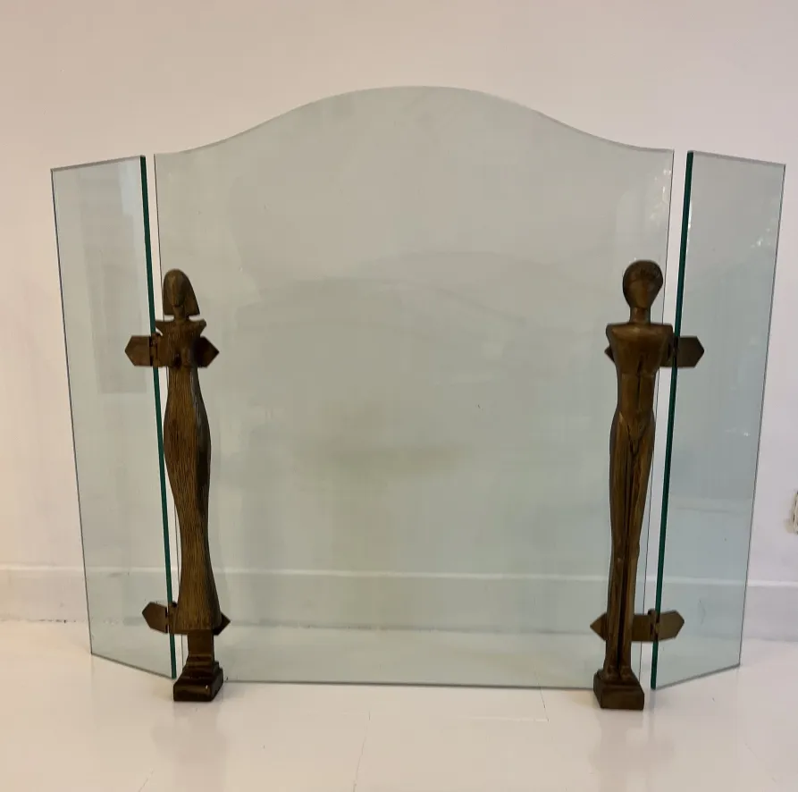 frente de chimenea con figuras esculpidas, antiguo