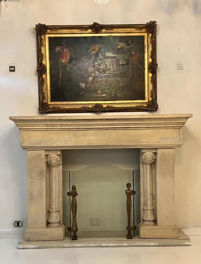 古い暖炉の正面とアルベルト・ジャコメッティによる装飾的な絵画、明るい背景。