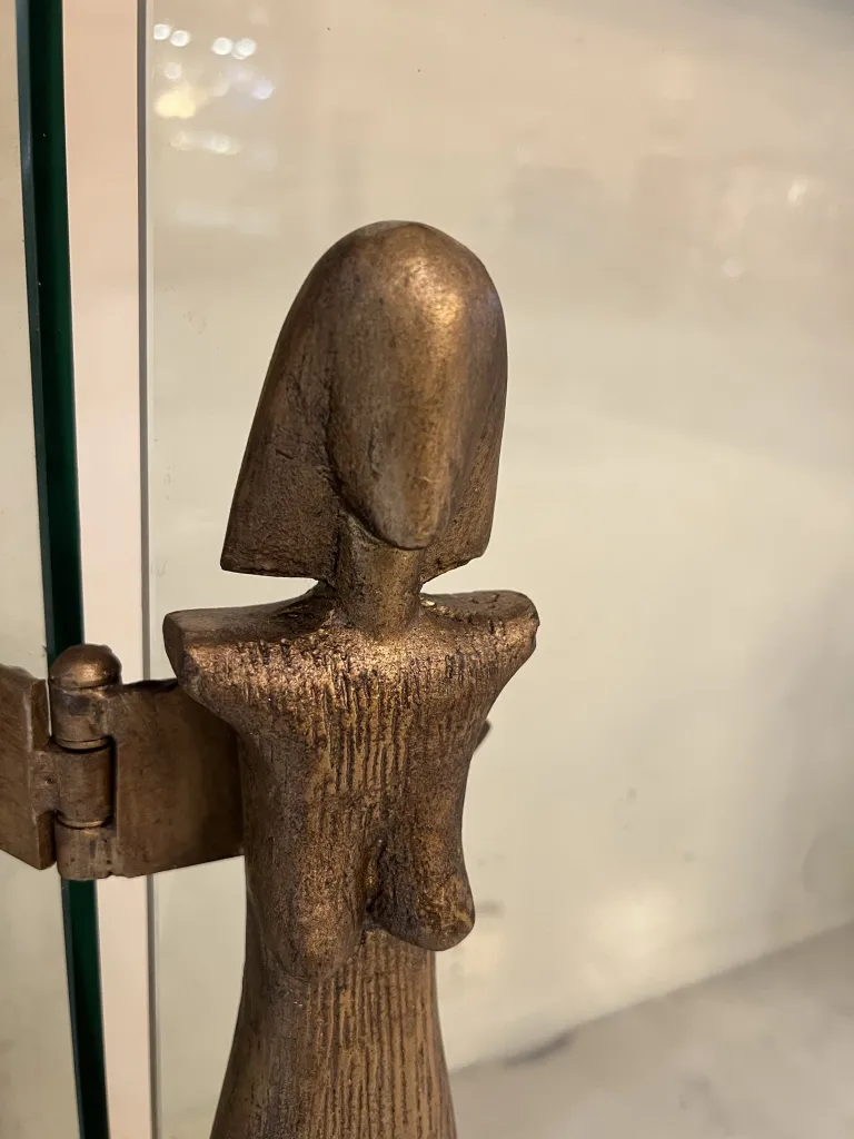 façade de cheminée ancienne avec figure d'Alberto Giacometti, art dans l'environnement