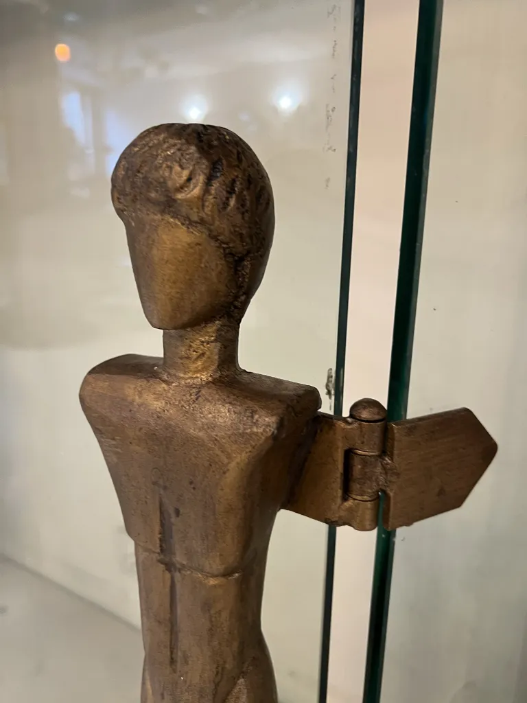 Frente de chimenea antiguo de figura estilizada con detalles. Ambientado en una sala