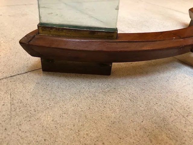 detalhe da base de uma mesa antiga para 8 pessoas, com um design elegante em um ambiente acolhedor