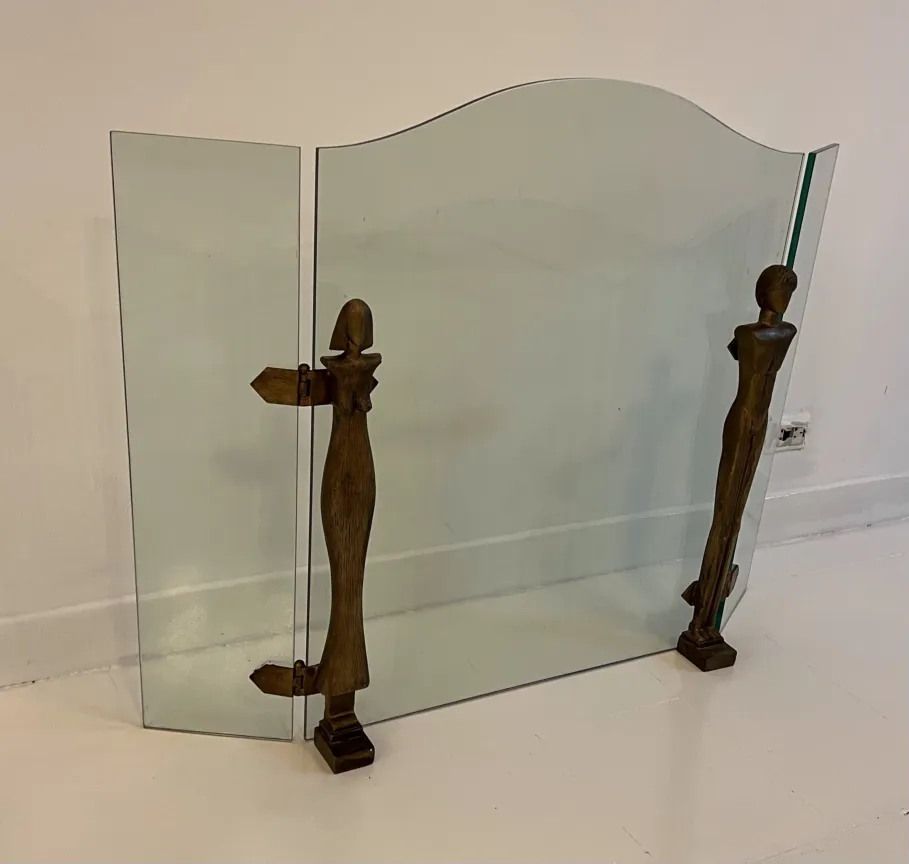 alte kaminfassade mit stilisierten figuren von alberto giacometti