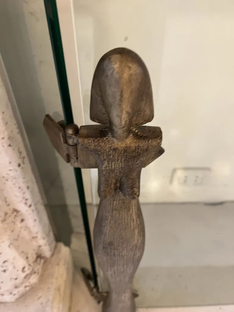 Frente da lareira antiga com figura decorativa em ambiente sutil