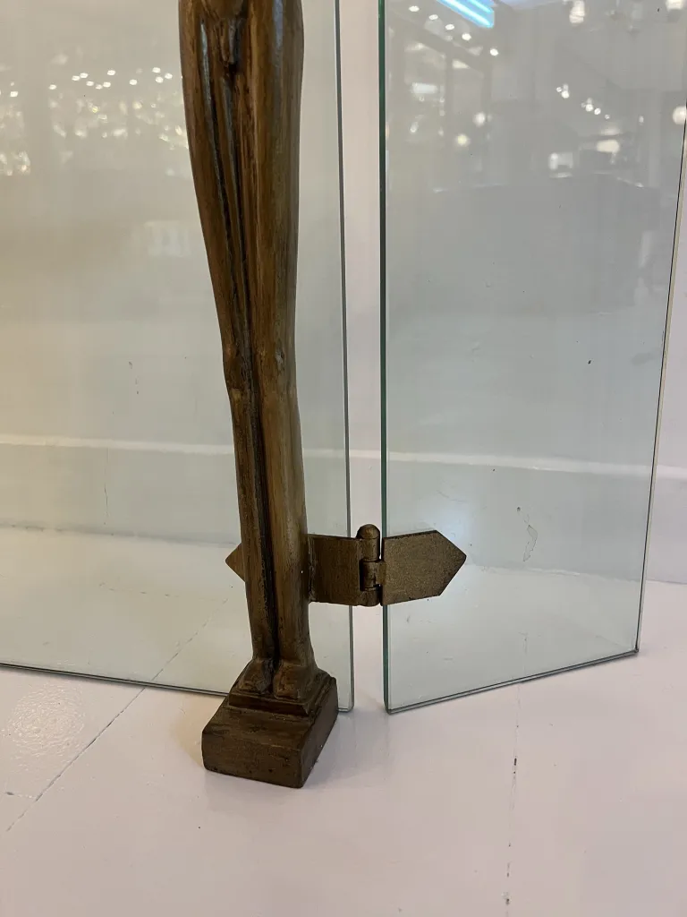 antike Kaminfassade mit stilisierter Figur von Alberto Giacometti in einer gemütlichen Umgebung