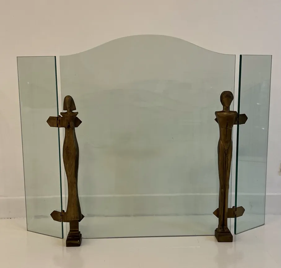 frente de chimenea antiguo con figuras estilizadas de Alberto Giacometti