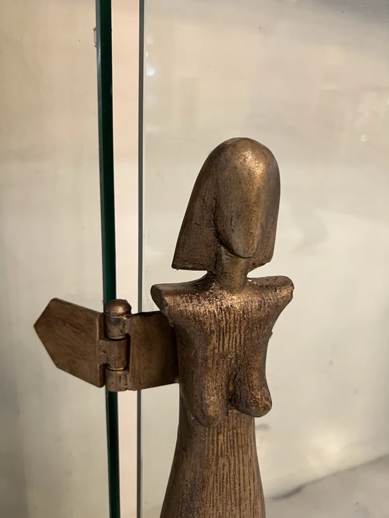 Figura antigua en el frente de chimenea de Alberto Giacometti con acabado artesanal