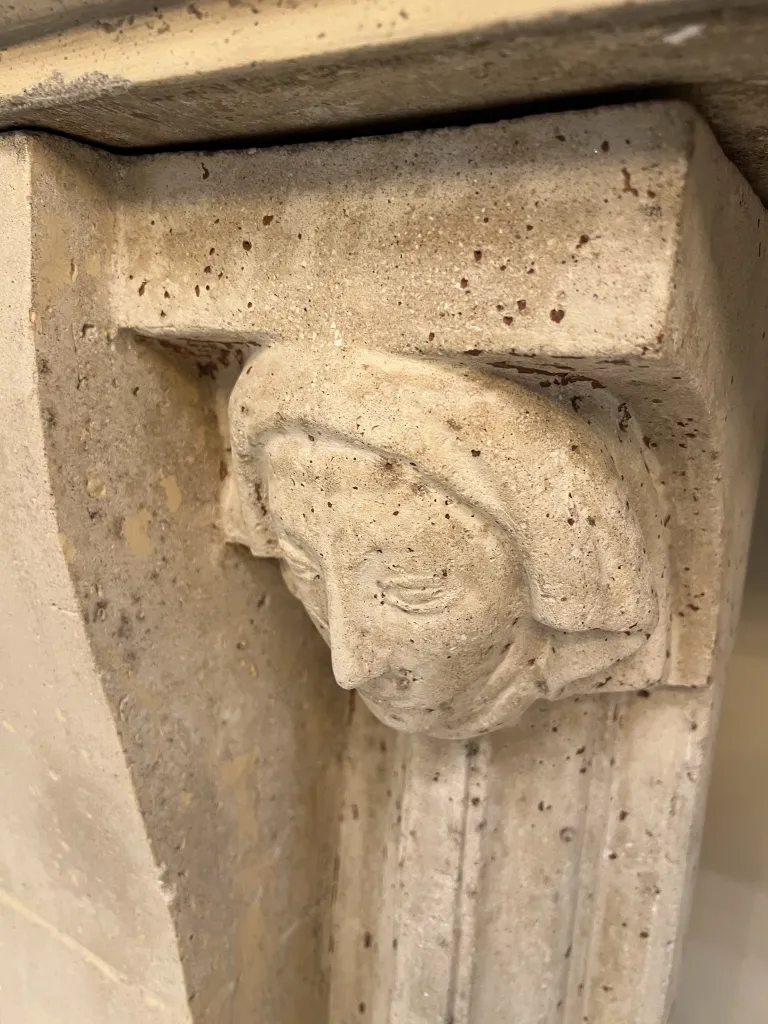 façade de cheminée ancienne avec figure en relief d'Alberto Giacometti, style classique