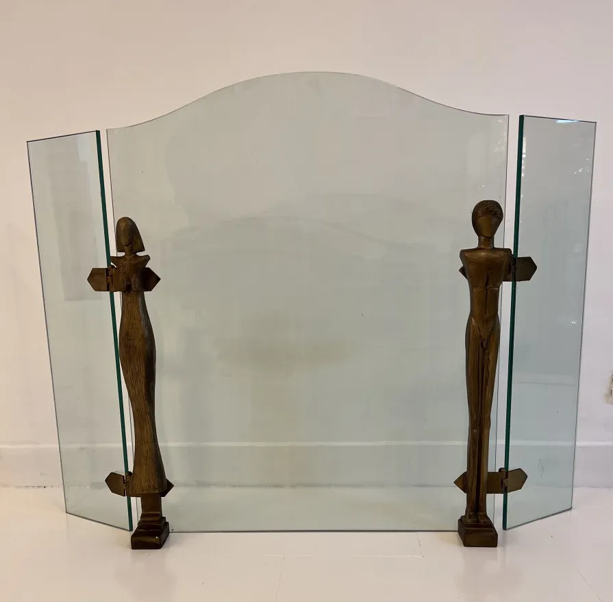 antica cornice del camino con figure stilizzate di Alberto Giacometti