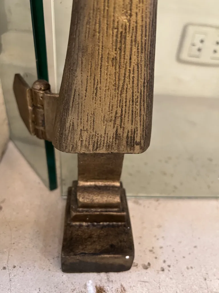 Antike Kaminfassade mit goldenen Details und heimeligem Ambiente