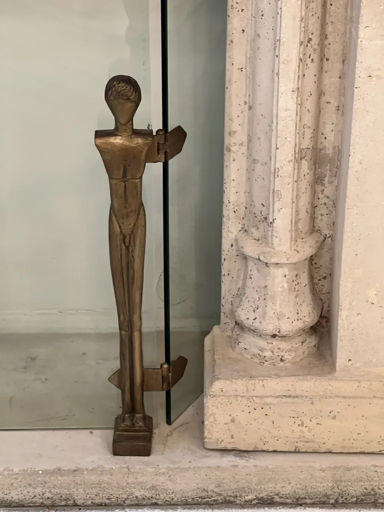 façade de cheminée ancienne avec figure stylisée Alberto Giacometti