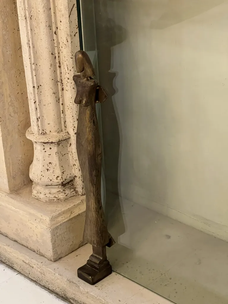 アルベルト・ジャコメッティの古い暖炉の正面