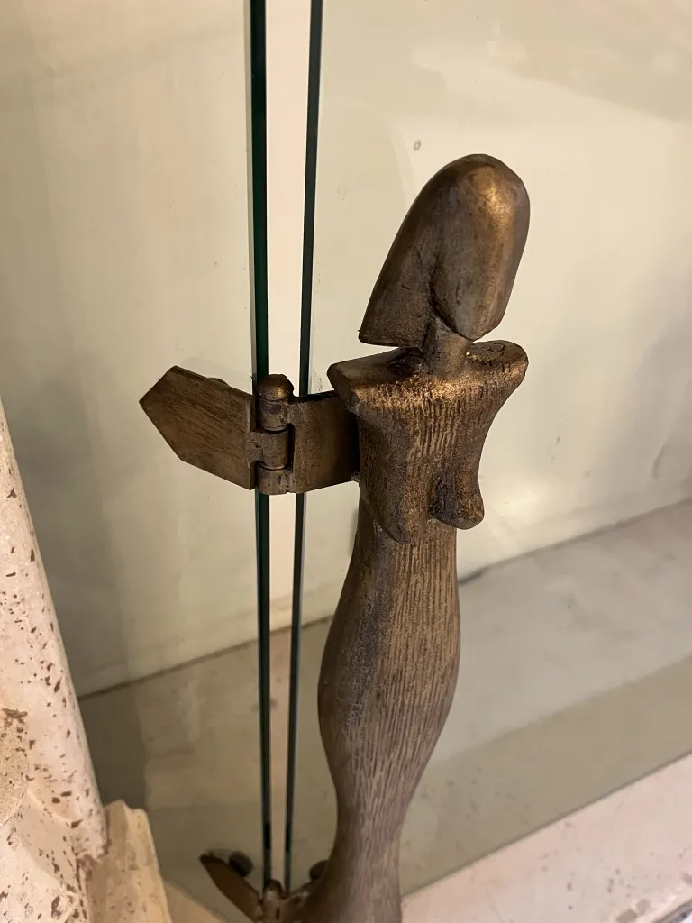 古典的暖炉の前面に特徴的なデザインの詳細