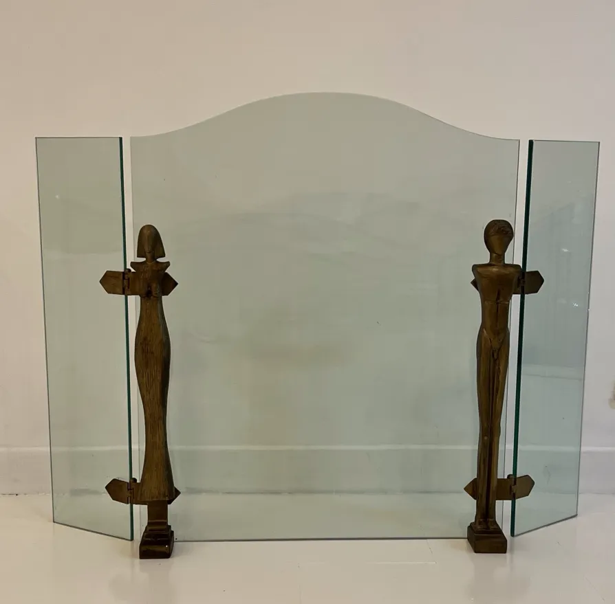 cornice del camino con figure stilizzate e vetro