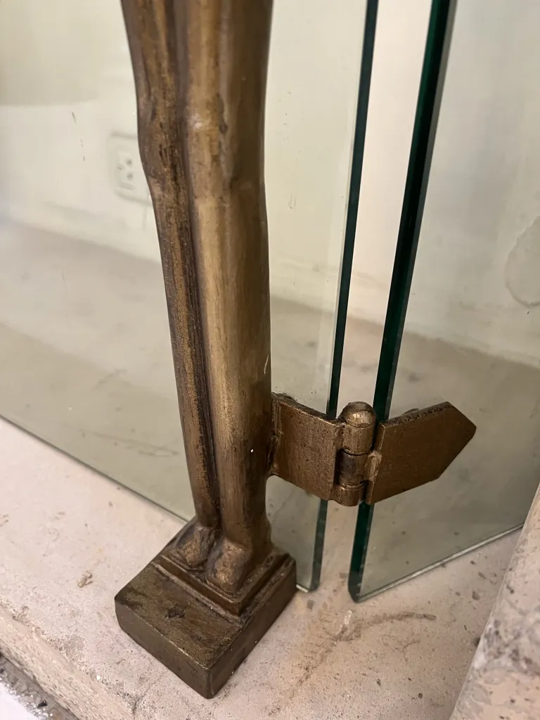 fronte del camino con figura artistica e dettagli antichi