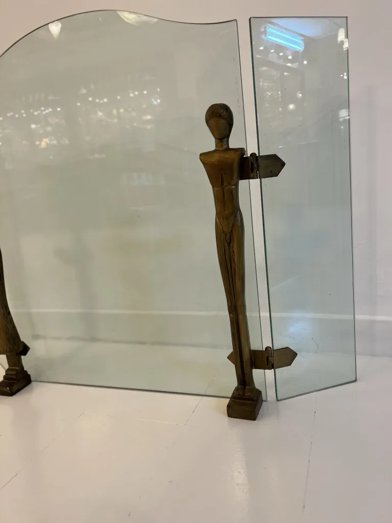 cornice del camino antico con design elegante e figura di alberto giacometti, in un ambiente accogliente