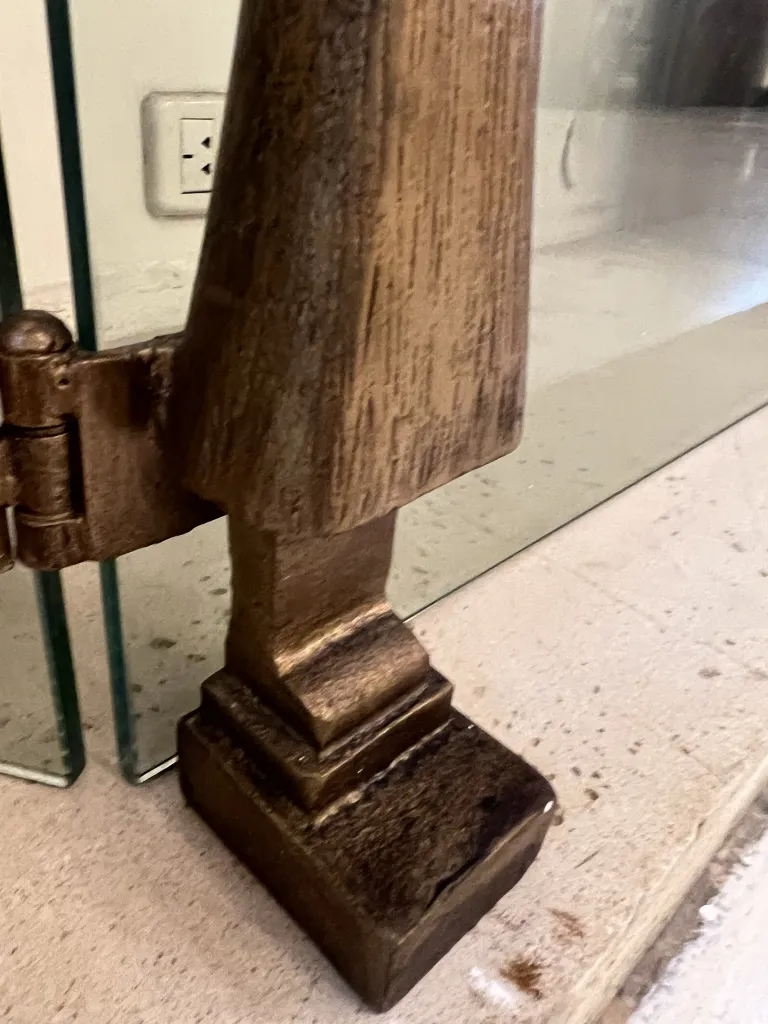 Frente de lareira antiga com detalhes em bronze e vidro