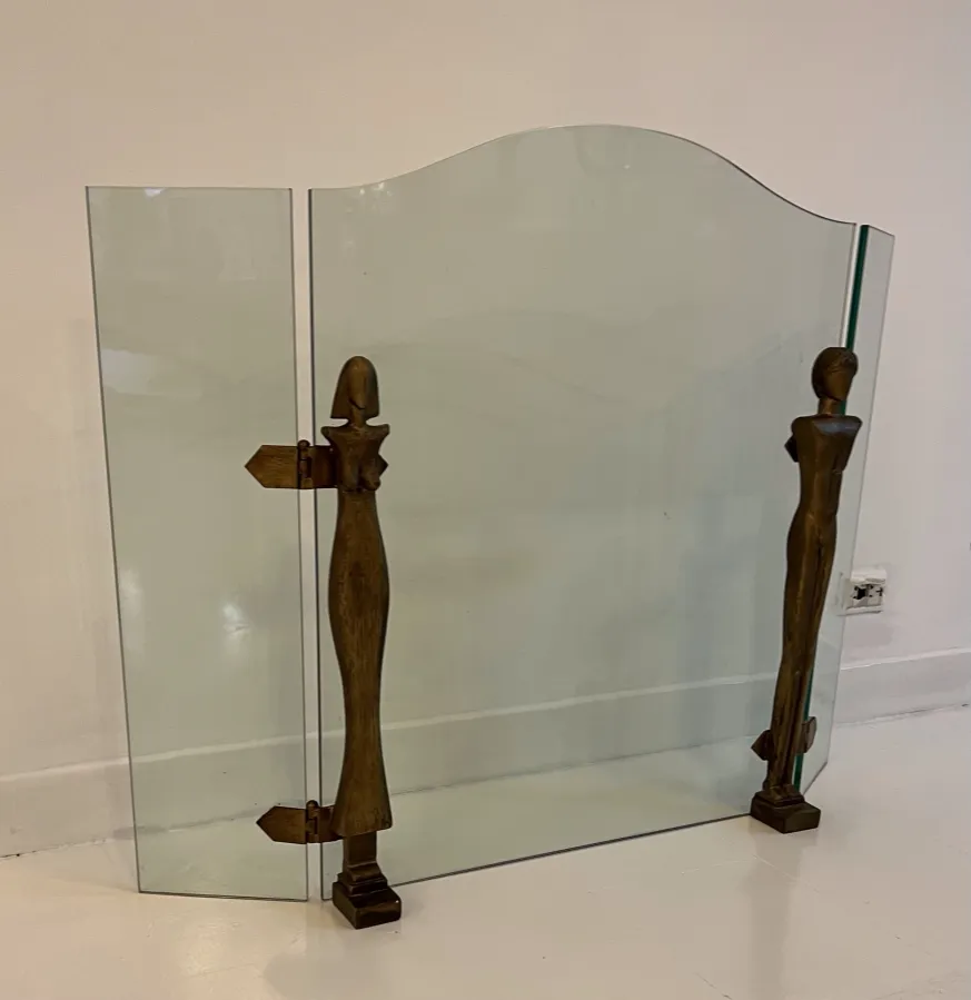 आग के साथ चिमनी प्राचीन जिसमें कांच पैनल और पंखदार आकृतियाँ