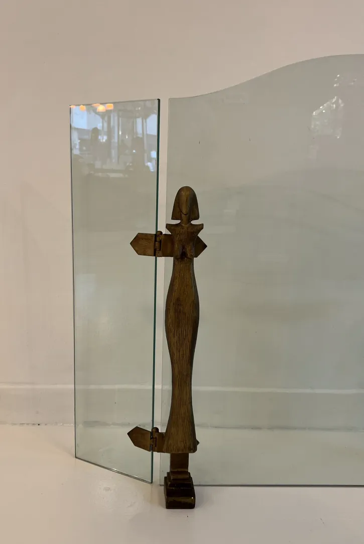 cornice del camino antico con figura decorativa, ambiente elegante