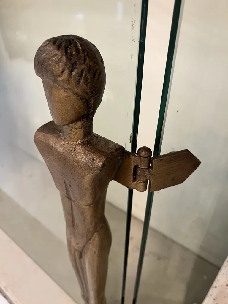 Façade de cheminée ancienne d'Alberto Giacometti avec une figure humaine simple