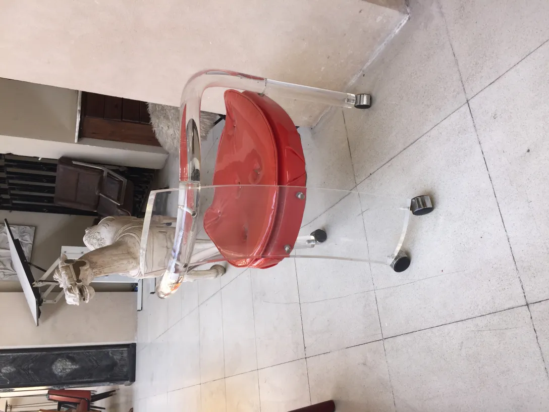 아늑한 환경에서 다채로운 디자인의 고풍스러운 안락의자 4개