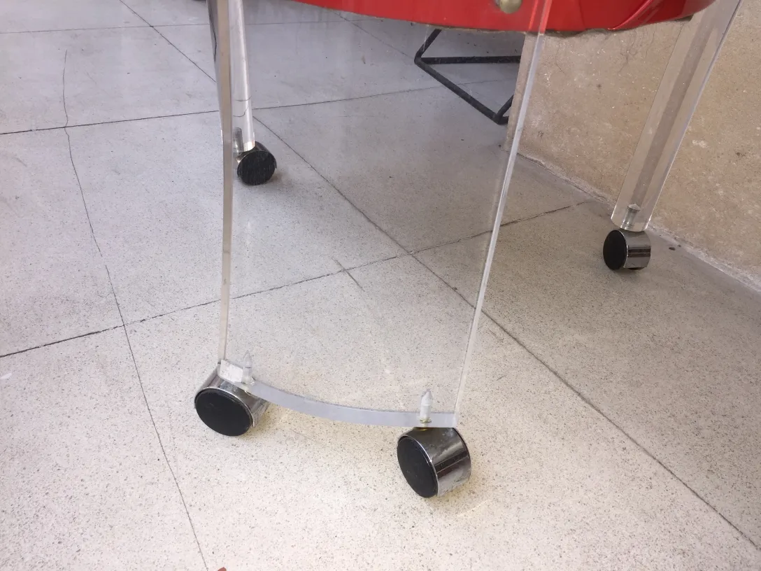 Cuatro sillones antiguos con ruedas, ideales para decoración