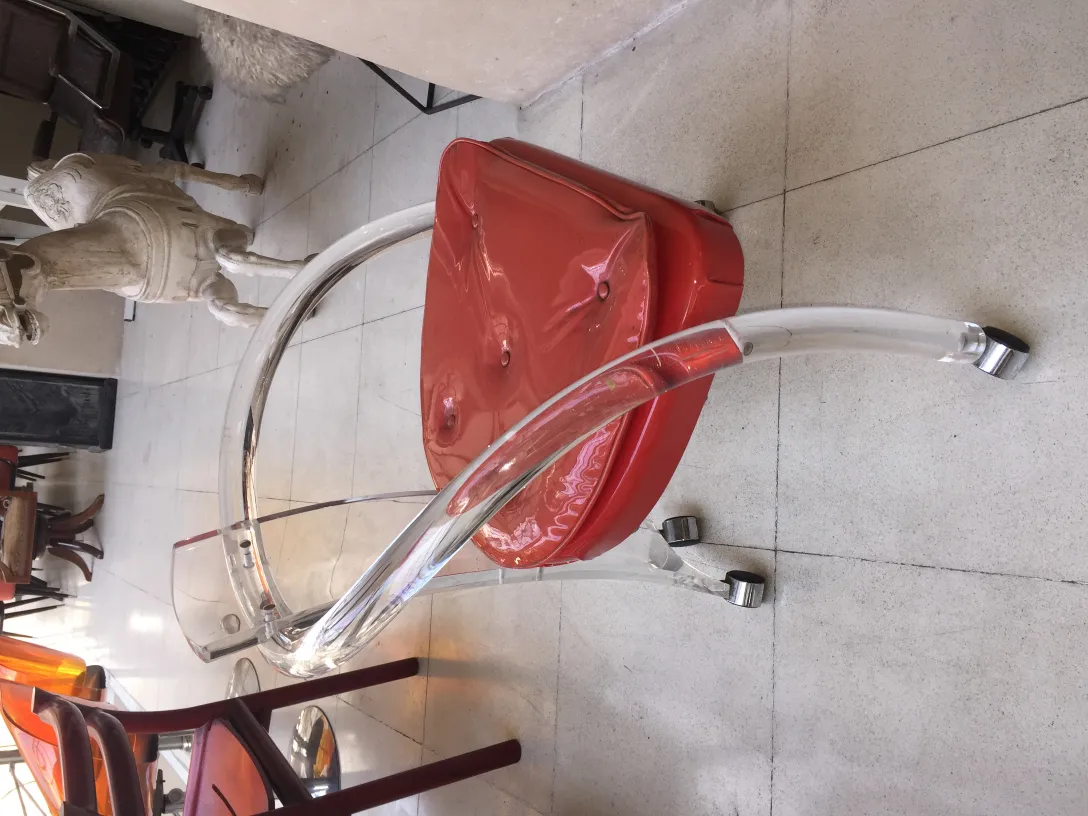 Quatro poltronas antigas com design distinto em um ambiente acolhedor.