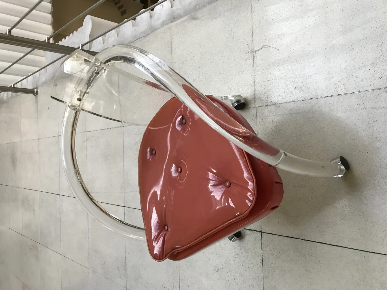 Cuatro sillones antiguos con un diseño único y atractivo en un entorno elegante.