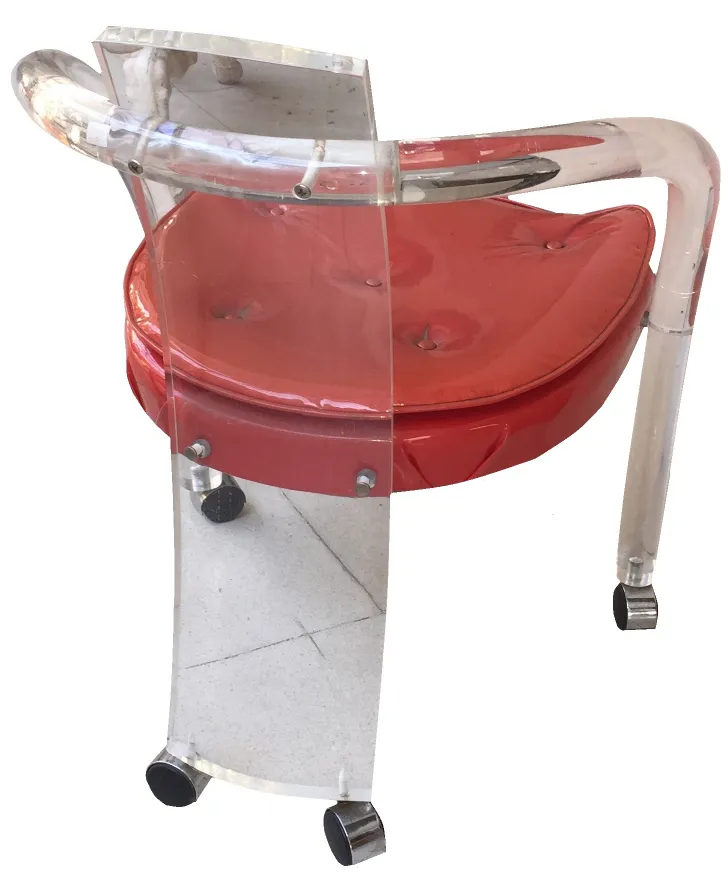 Quattro poltrone antiche rosse con dettagli chiari, ambiente neutro.