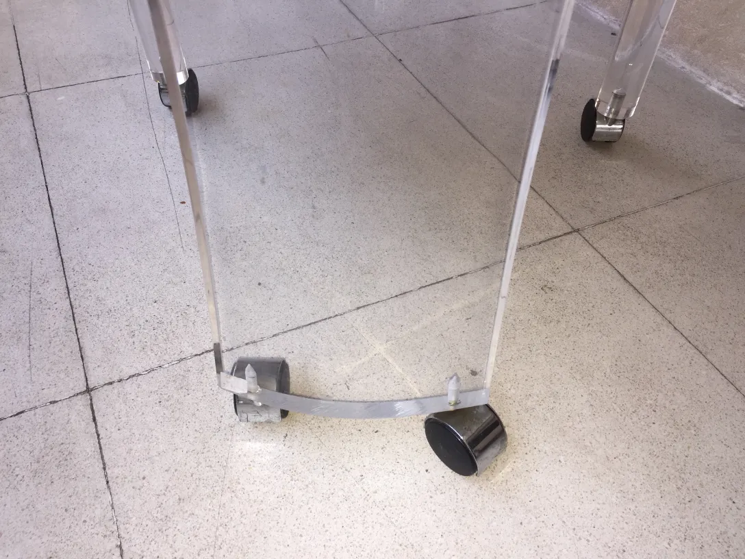 पुरातन कुर्सी का बड़ा चित्र जिसमें पहिये हैं, तटस्थ पृष्ठभूमि