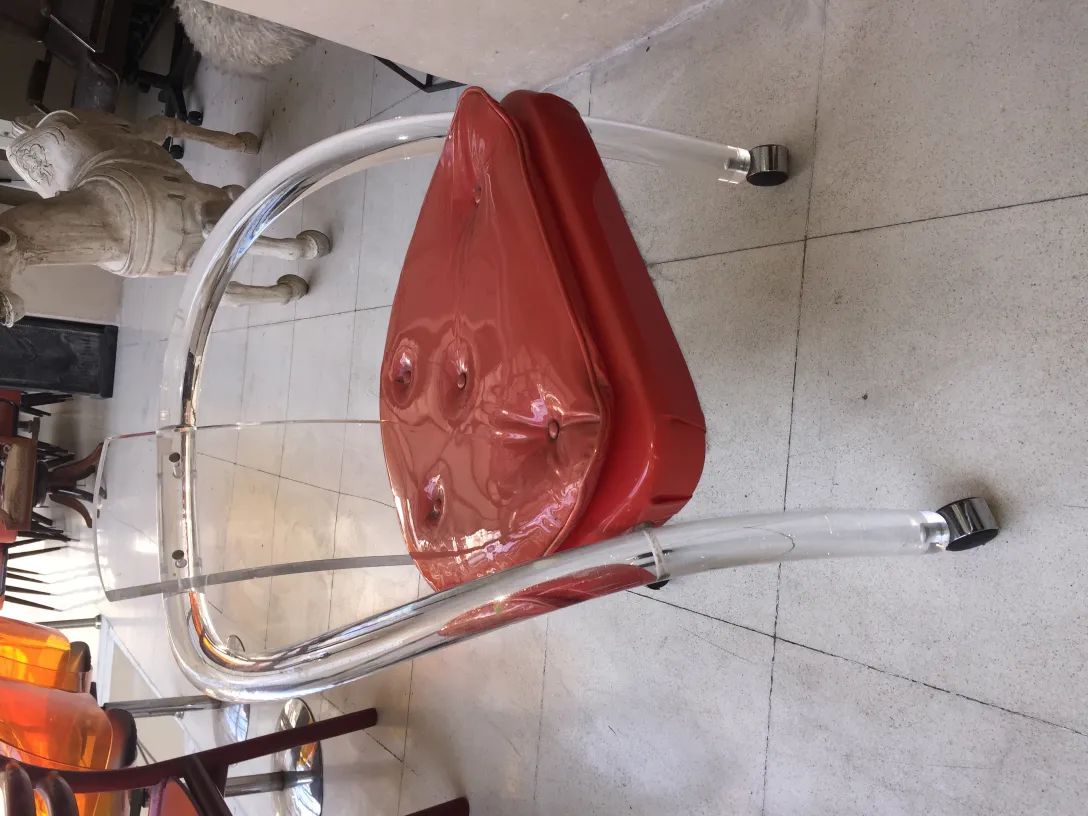 Cuatro sillones antiguos con un diseño vibrante en un ambiente acogedor