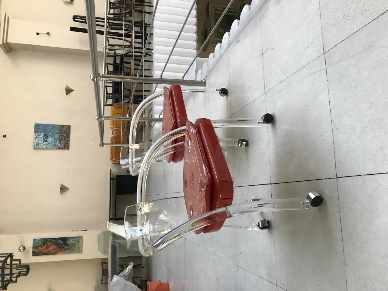 4 fauteuils anciens dans un cadre moderne avec roulettes