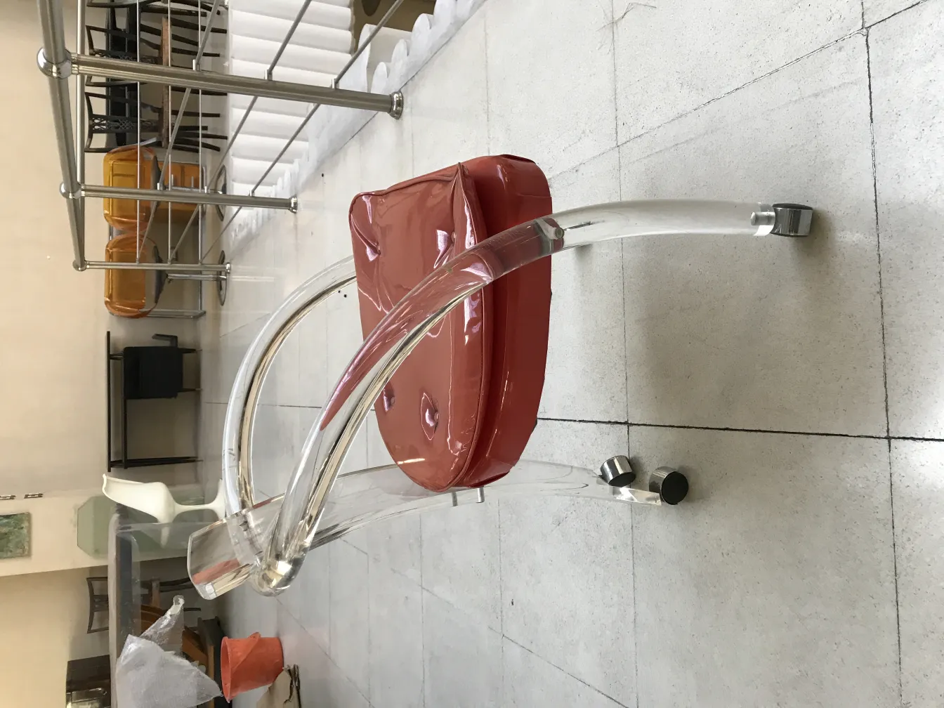 Quattro poltrone antiche con design unico in un ambiente accogliente