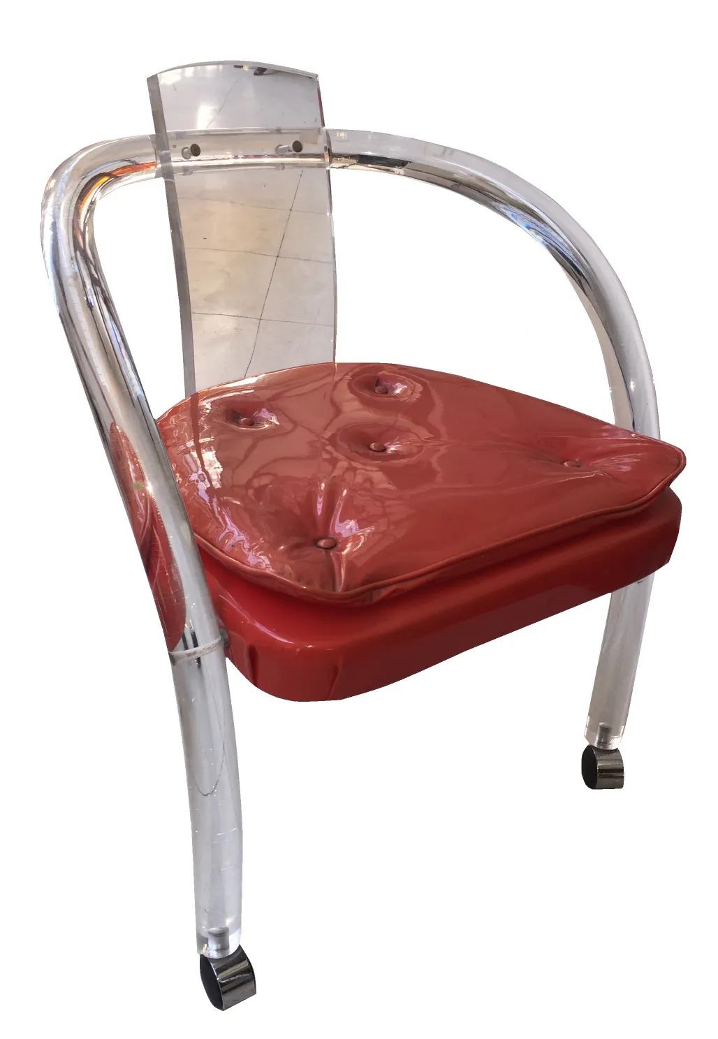 Cuatro sillones antiguos con diseño distintivo y color rojo