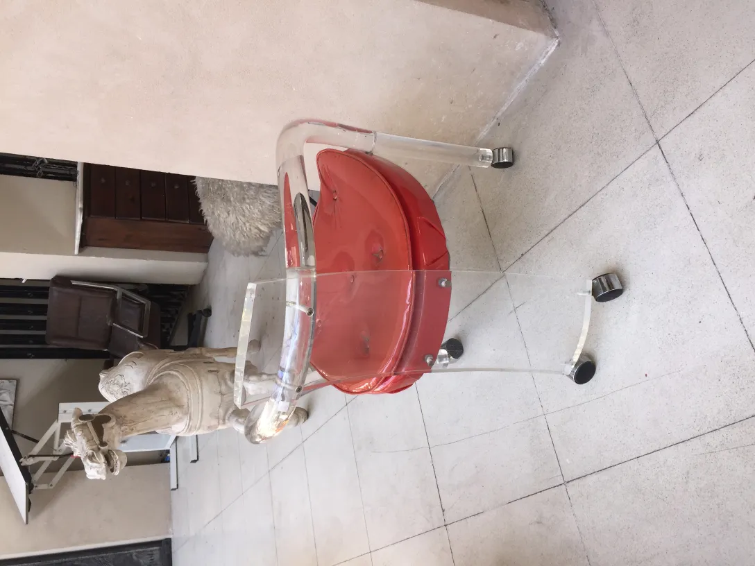 Quattro poltrone antiche con un design accattivante in un ambiente decorativo.