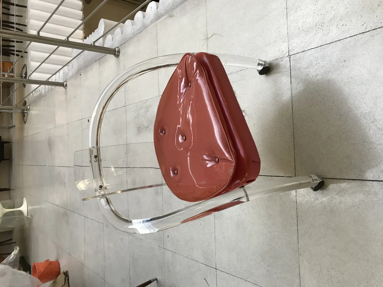 Cuatro sillones antiguos con cojines colorados en un fondo claro