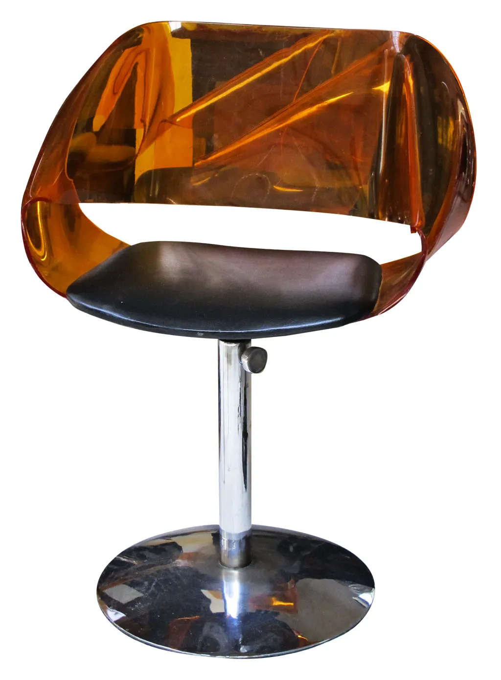 Quatre chaises anciennes avec un design coloré dans un cadre élégant.