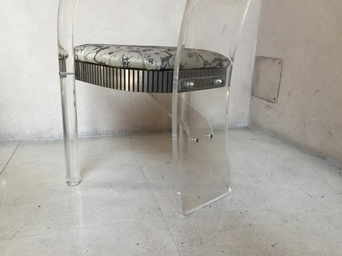 Set antiker Stühle und Sessel in einem klassischen Ambiente