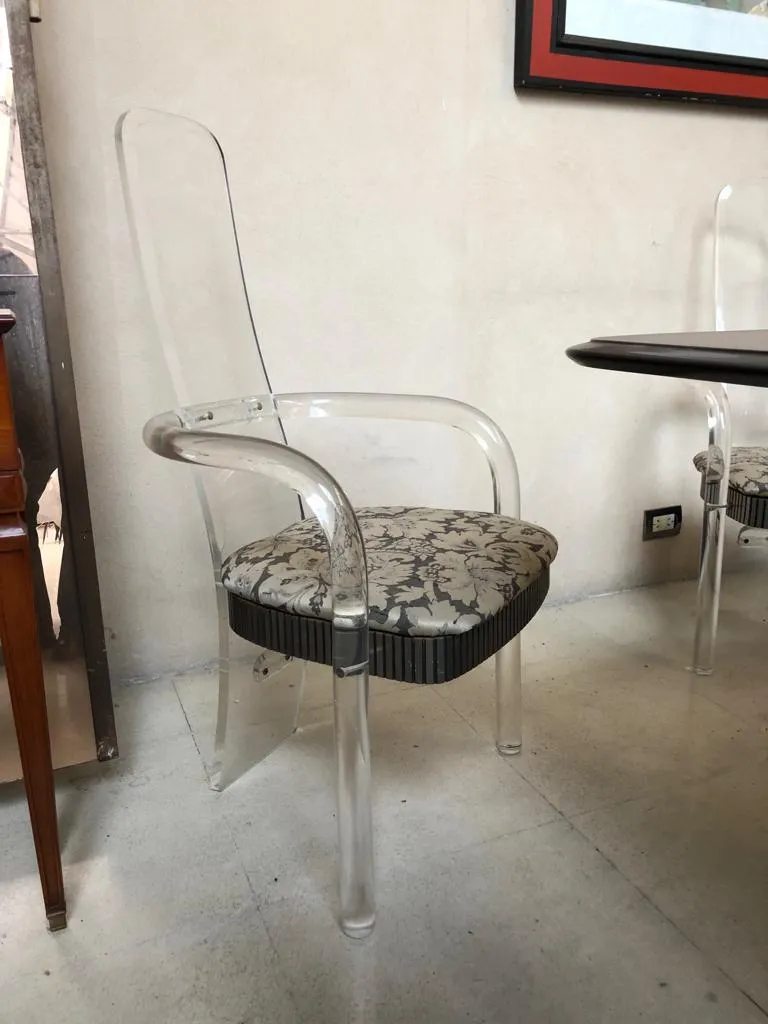 antiguas sillas y sillones con diseño decorativo