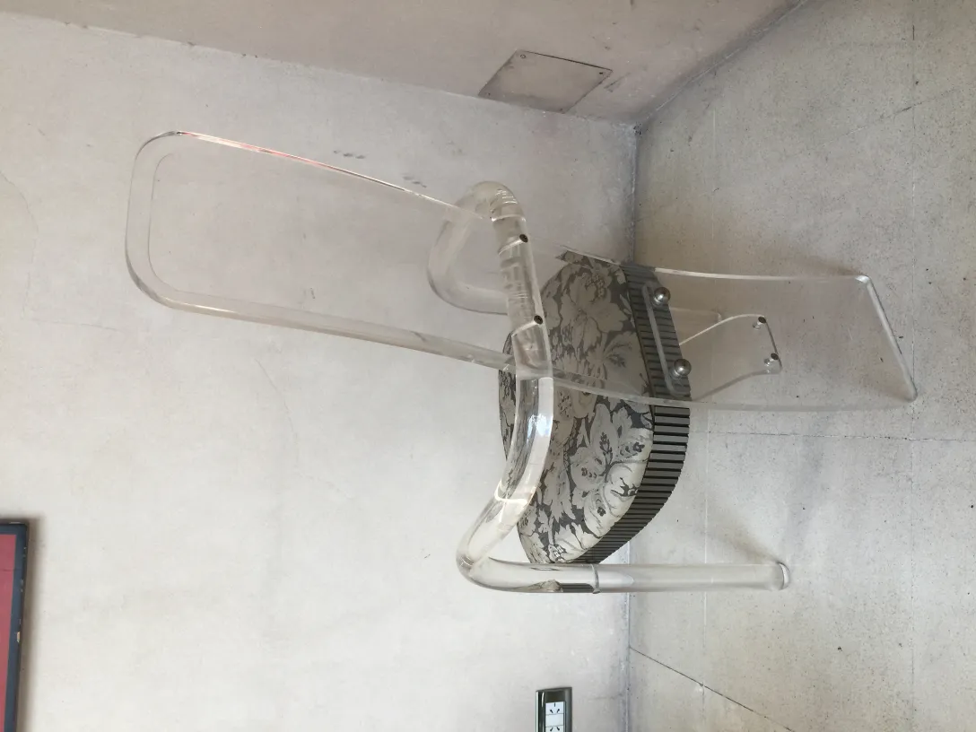 quattro sedie e due poltrone antiche con design unico