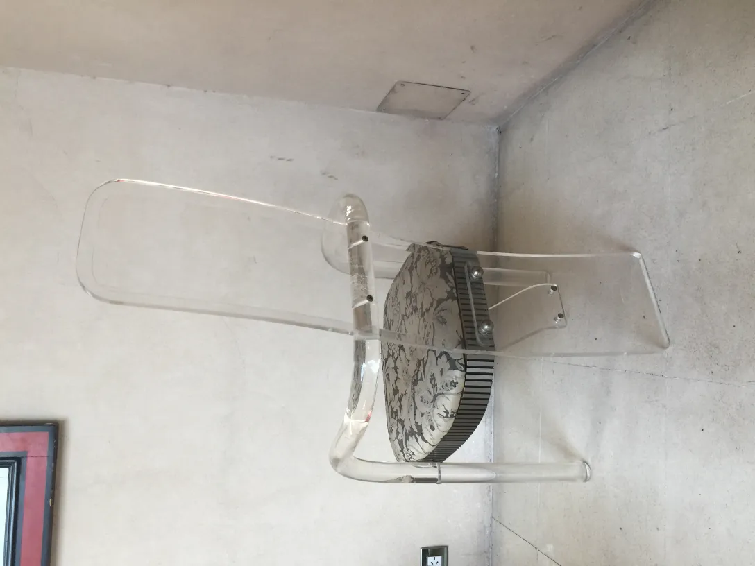 antike stühle mit transparentem design in einer einfachen umgebung