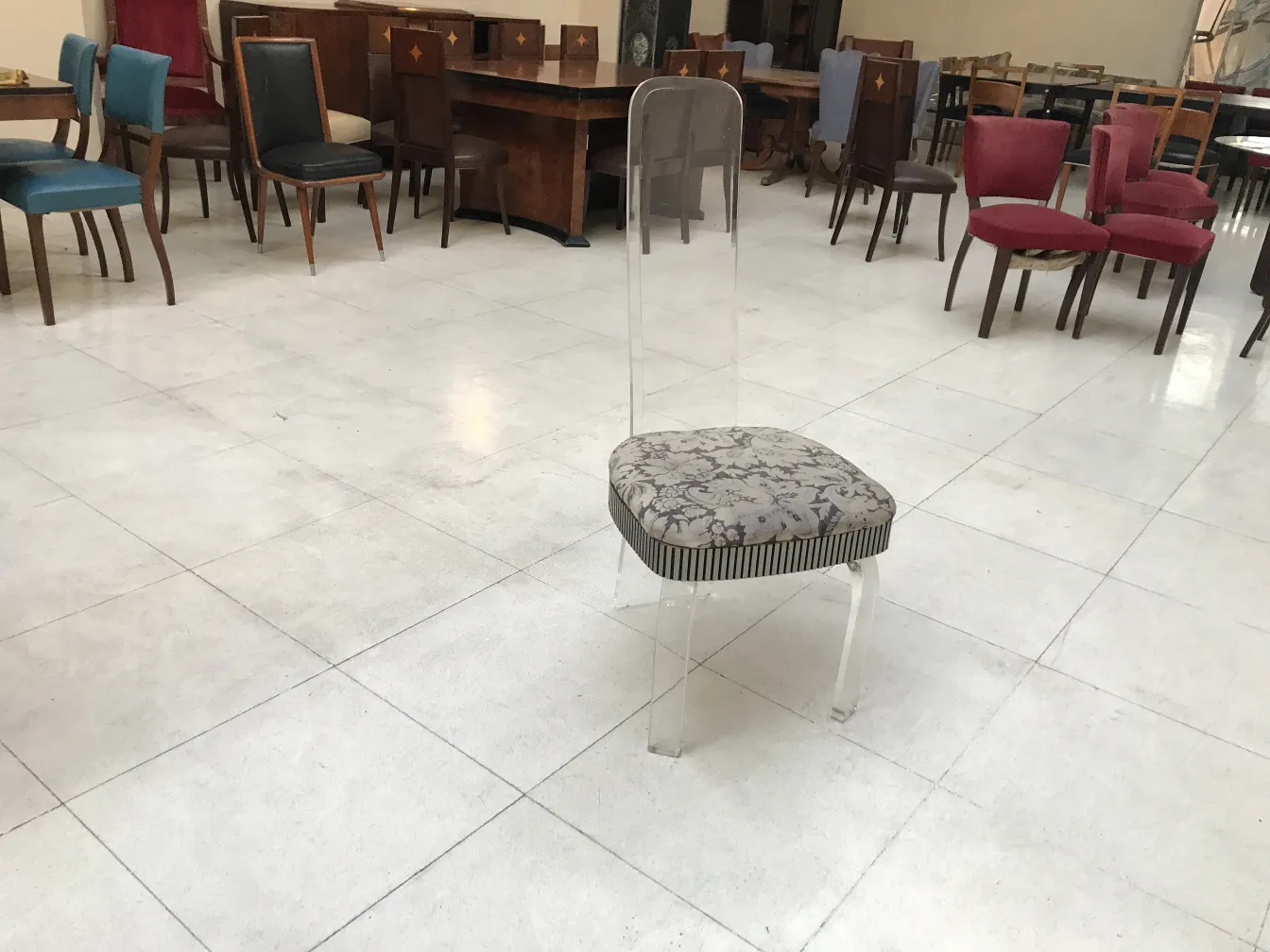 antigüedades con 4 sillas y 2 sillones en un ambiente decorativo