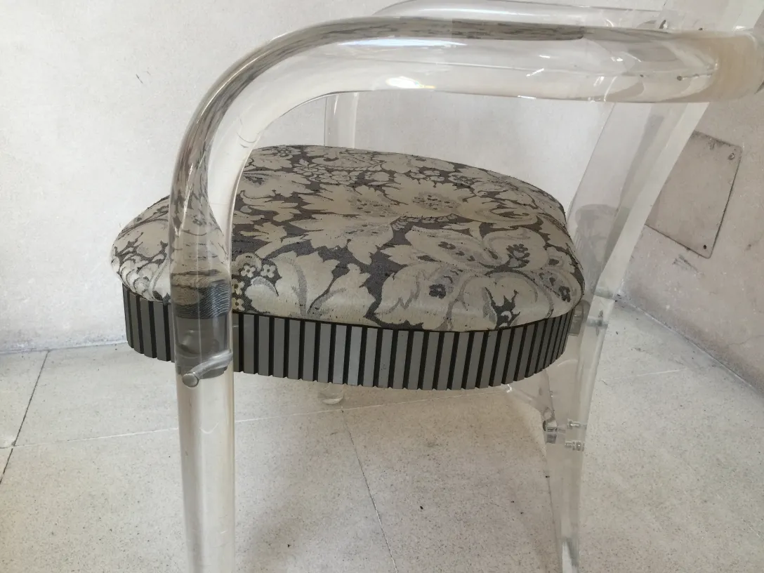 4 cadeiras antigas e 2 poltronas decorativas com almofadas