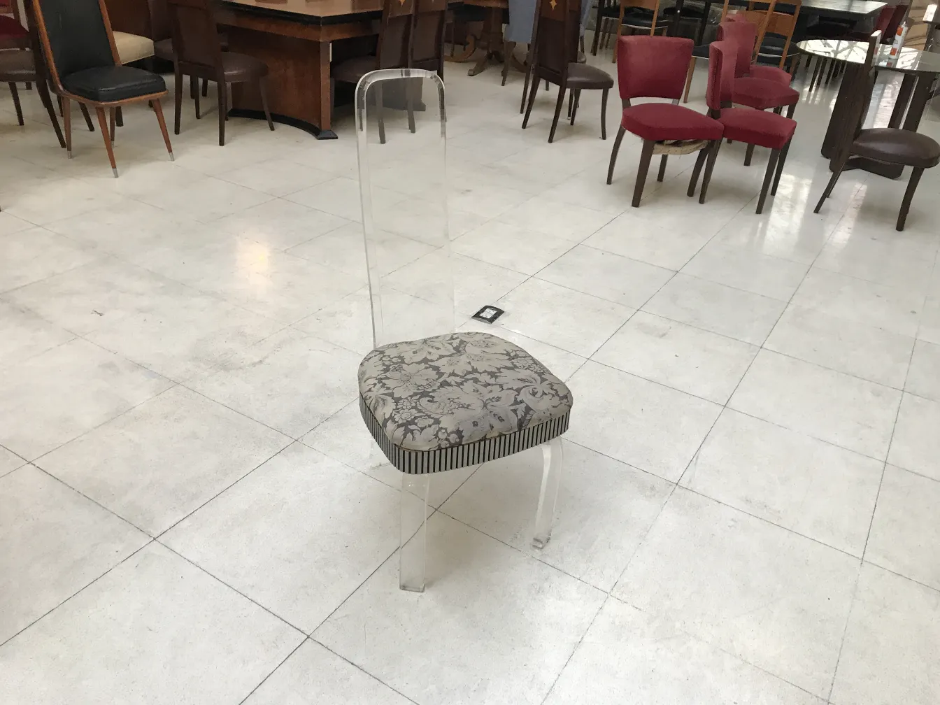 4 cadeiras e 2 poltronas antigas em um ambiente clássico