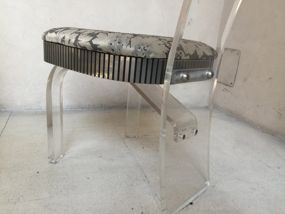 4 chaises et 2 fauteuils anciens dans un environnement accueillant