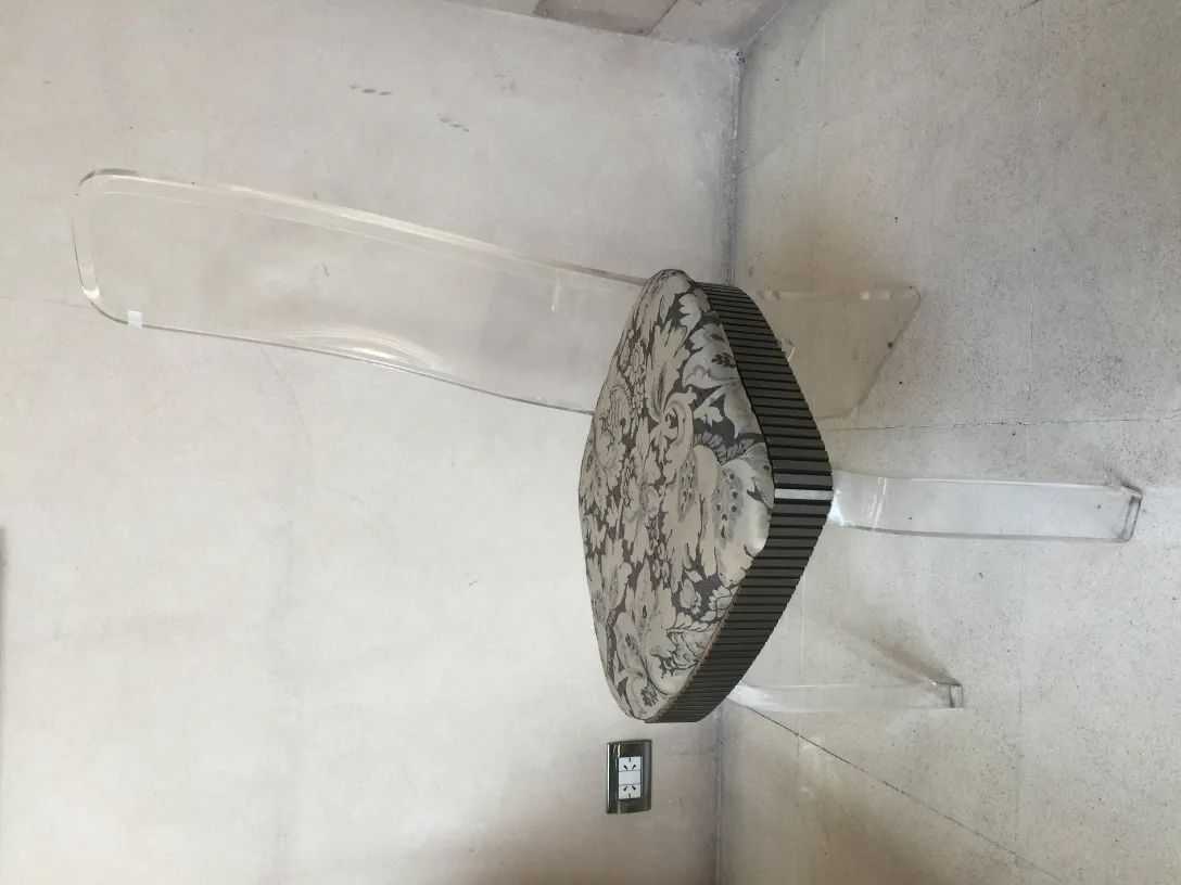 4 sedie decorative con design antico e 2 poltrone in un ambiente neutro