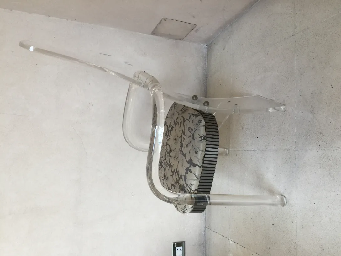 4 antike Stühle und 2 Sessel mit attraktivem Design in einer eleganten Umgebung