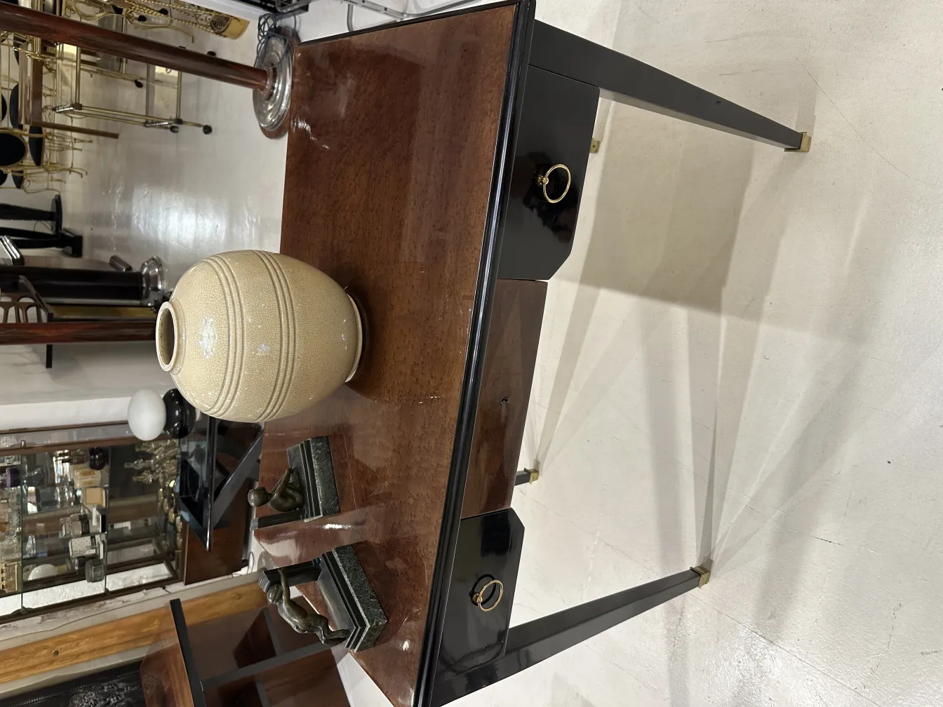 Serre-livres anciens décoratifs avec une finition élégante, entourés d'un environnement vintage.